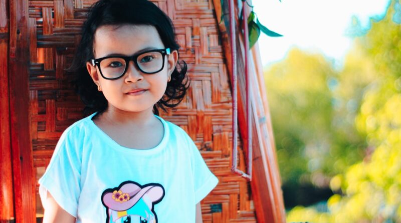 Gözlük Seçimi Çocuklar İçin: Koruma ve Büyüme Rehberi