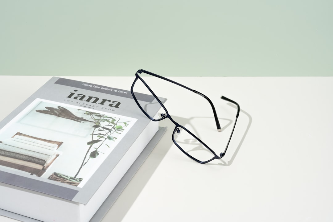 Gözlük çerçeve malzeme yakın çekim ve konforu gösteren görüntü