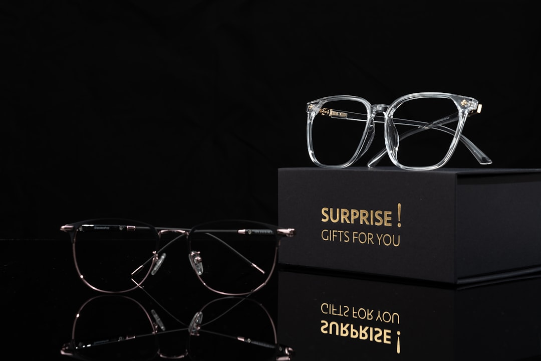 Gözlük fiyat karşılaştırması yapan müşteri optik mağazasında