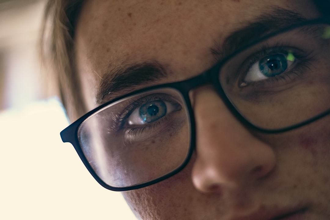 Kucuk yuzler icin gozluk cerceve yakindan goruntusu