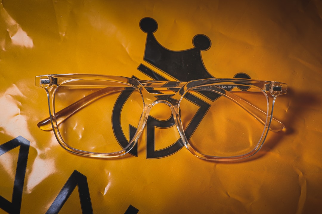 Spor aktivitesi sırasında spor gözlüğü kullanan bir kişinin yakın çekimi