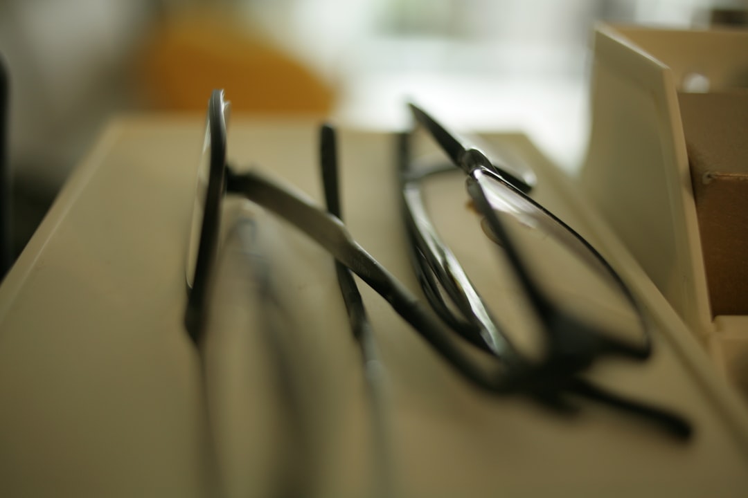 Gözlük camında anti-reflective kaplama yakın çekim ile yansıma azaltma özelliği gösteriliyor.