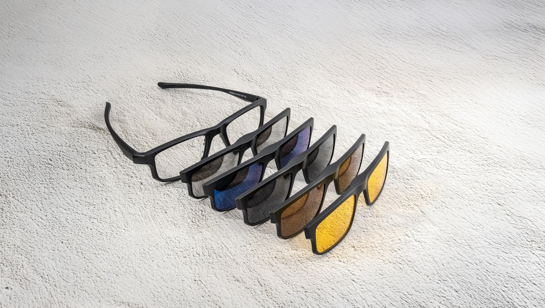 Renkli kaplamalı gözlük kullanan bir kullanıcıyı gösteren yakın çekim