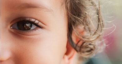 Çocuk Gözlük Seçimi: Yaşa Göre Dayanıklılık ve Konfor