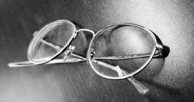 Gözlük Çerçeve Malzemeleri: Metal, Plastik ve Kompozitler