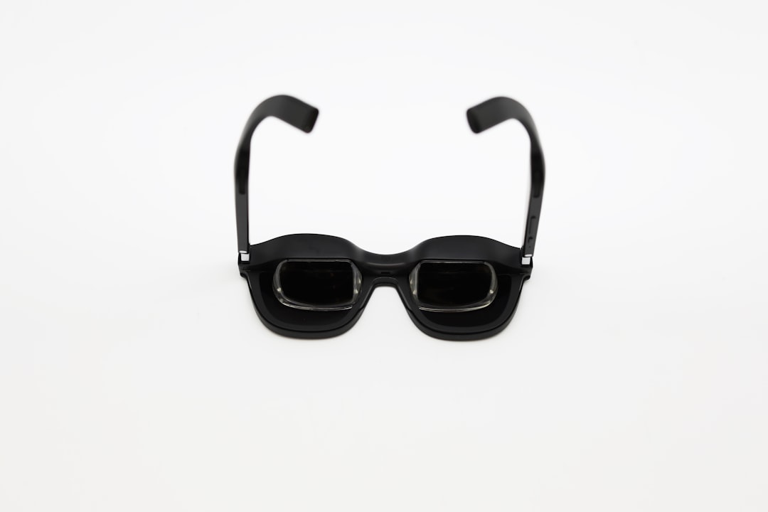 Kullanıcı AR ile gözlük denemesi yapıyor