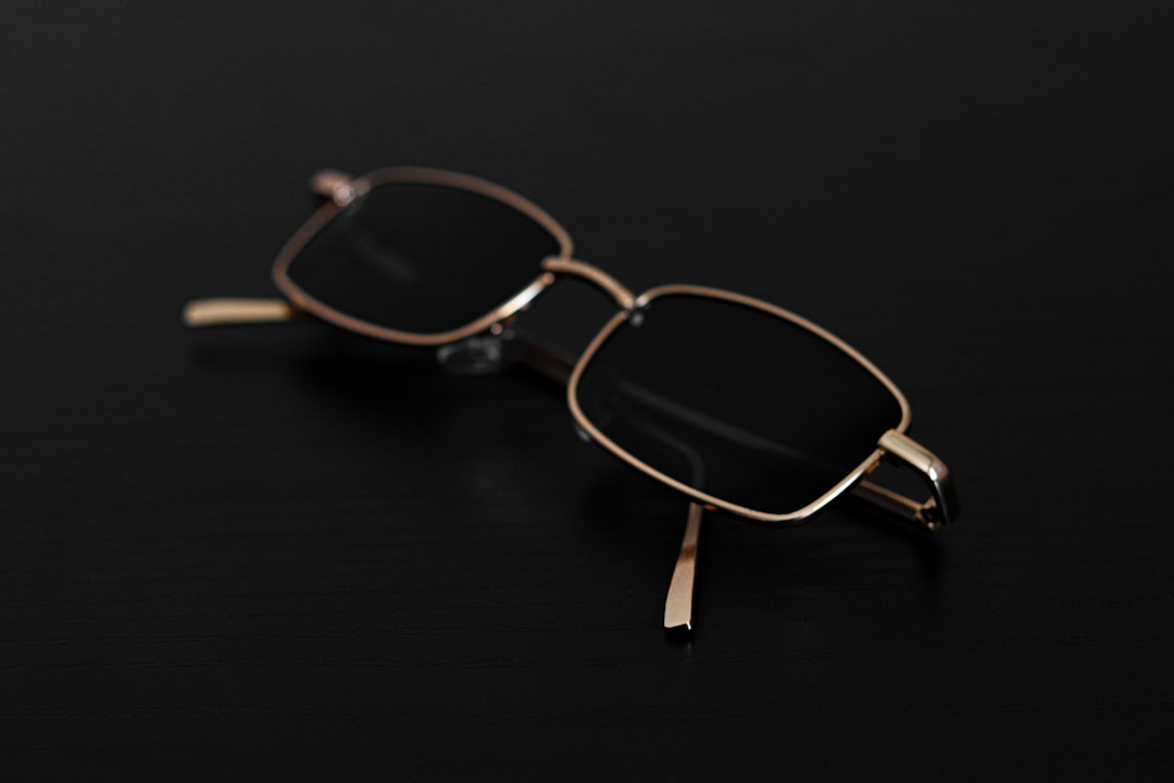 Metal gözlük çerçevesinin yakın çekim görüntüsü
