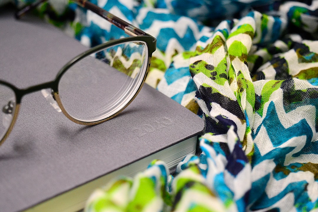 Gözlük lens kaplama için mikrofiber temizliği gösteren görsel