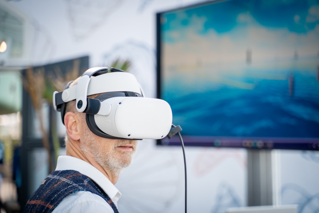 VR başlığı ile optik ayarları yapan kullanıcı görseli