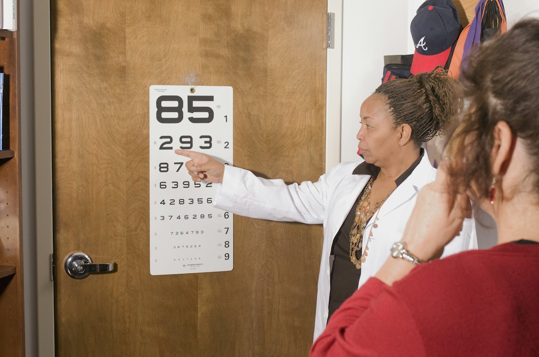 Bir optikçi, müşterinin gözlük seçimini danışmanlık yoluyla yönlendiriyor ve tavsiyelerde bulunuyor.