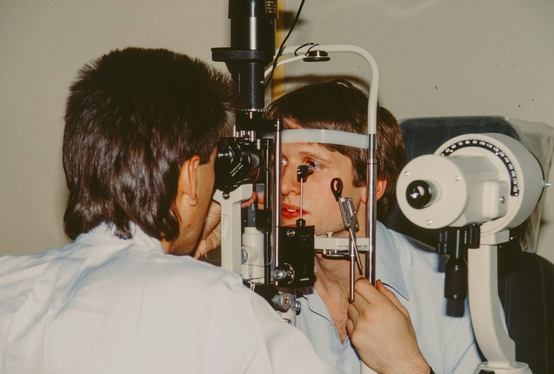 Bir optometrist, yüz tarama ve göz ölçüm sürecini gösteren güvenli klinik ortamı görüntülüyor